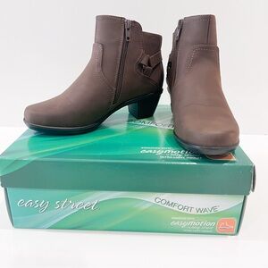 Easy Street Dawnta Ankle Boots Brown Faux Leather Block Heel 6.5W WIDE WIDTH NEW